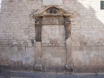 Risalente al 1586, fungeva da ingresso dell�antica chiesa della Misericordia, demolita all�inizio del secolo scorso per consentire un allargamento della piazzetta antistante la Cattedrale